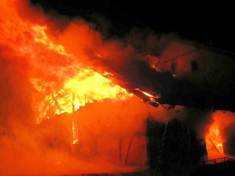 V noci z úterý na středu 29. prosince zničil oheň zcela dům u nádraží v Nové Roli na Karlovarsku. 