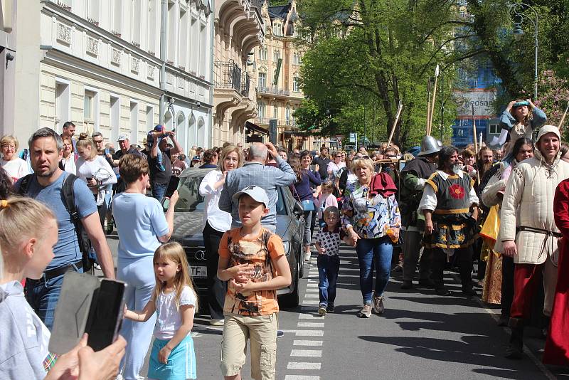 Dva roky se muselo lázeňské město obejít bez historického průvodu. Letos si to lidé užili.