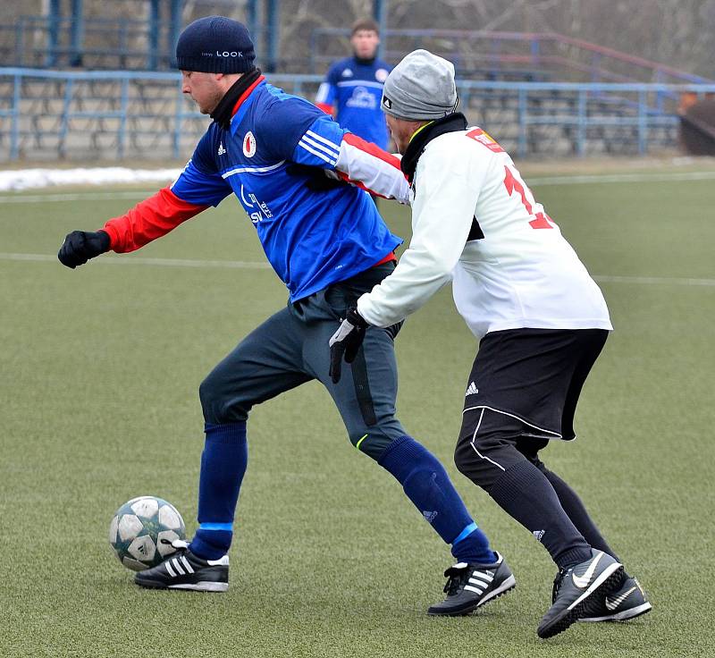 Karlovarská Slavia se loučila se zimní přípravou nerozhodným výsledkem 2:2 s týmem Tachova (v bílém).
