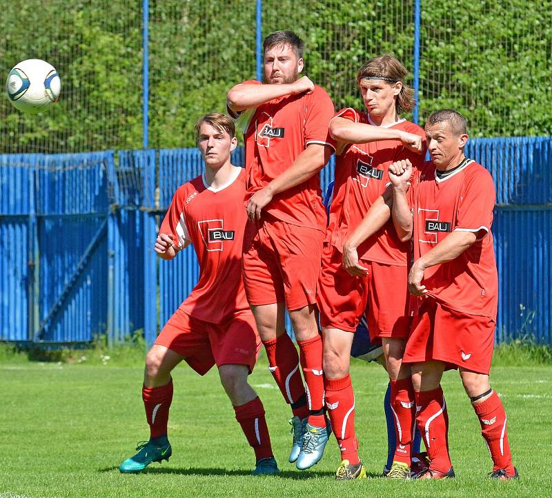 Pila (v červeném) si vyšlápla na nejdecké béčko (v modrém), když slavila výhru 3:1.