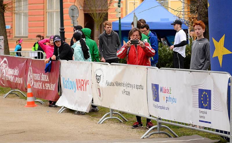 Semifinálové kolo juniorského maratonu opět ovládlo Gymnázium Cheb, které se tak podívá na celostátní finále.