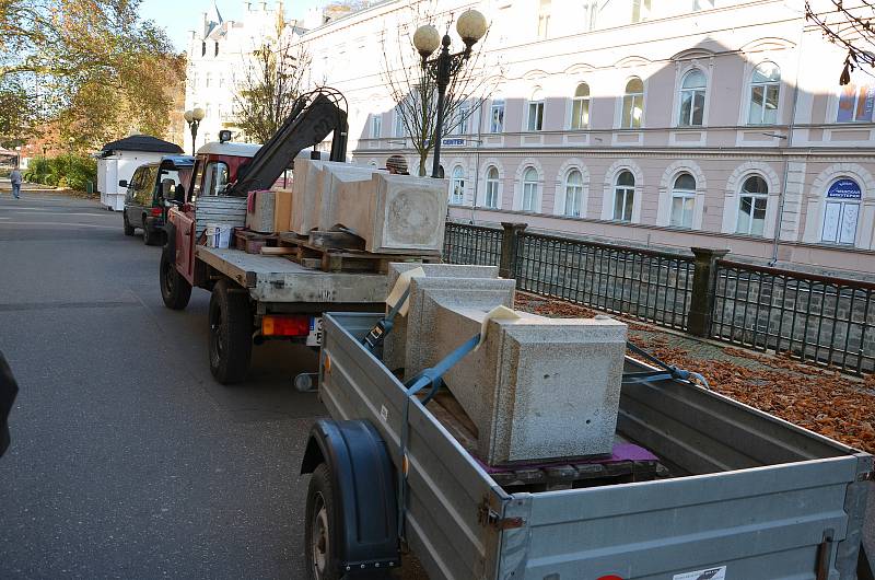 Sadový pramen změnil v rámci rekonstrukce kolonády své místo. Na začátku listopadu restaurátor Miroslav Žán umísťoval s asistentem do kolonády nový sokl a na něj očištěnou sochu Hygie.