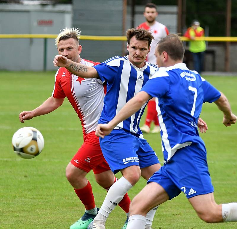 Dva body vyválčila ve vloženém 34. kole Fortuna ČFL na dvorském stadionu Slavia, která nejdříve uhrála s Převýšovem nerozhodný výsledek 1:1 a poté k tomu přidala druhý, bonusový bod z rozstřelu.