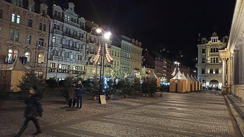 Světelně nazdobená promenáda navozuje opět adventní náladu v lázeňském centru Karlových Varů, které se musejí obejít bez vánočních trhů.