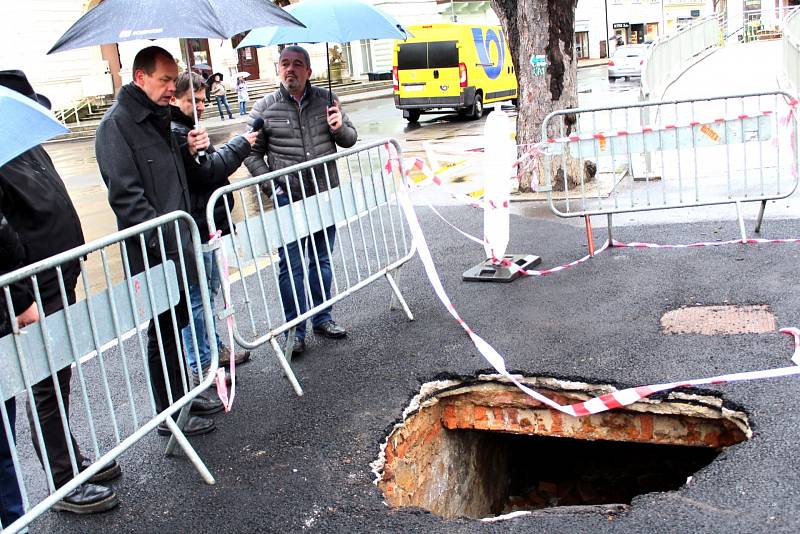 Karlovy Vary čeká ozdravná kúra. Během příštího týdne se musí stihnout opravit i tento propadlý chodník.