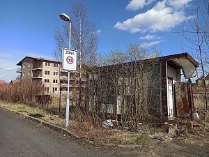 Kontroverzní objemný bytový dům stojí v Jenišově minimálně 11 let, zkolaudován má být až za rok.