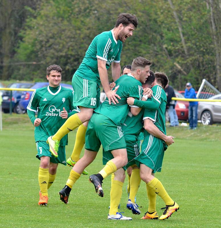 První jarní krajské derby bylo o víkendu na programu na dvorském stadionu, kde tvrdili roli favorita hráči v trikotech karlovarského 1.FC, kterým se postavila do cesty fotbalová družina Mariánských Lázní (ve žlutém). Právě Mariánské Lázně na půdě favorita