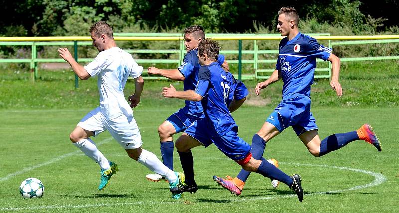 Karlovarská Slavia (v modrém) obstála v generálce, kterou vyhrála 2:0 nad Chomutovem (v bílém).