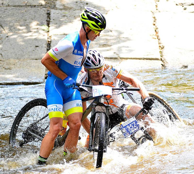 Nevyzpytatelný brod u tenisového areálu Gejzírpark nadělal v rámci 19. ročníku Karlovarského  AM bikemaratonu nejednomu bikerovi nemálo starostí, když někteří z nich se nedobrovolně vykoupali. Jak tomu bude letos?