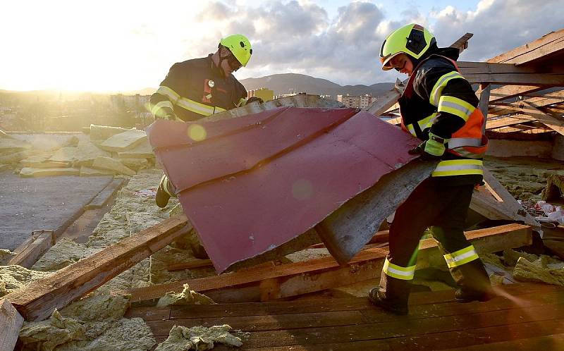 Hasiči likvidovali strženou střechu finančního úřadu v Ostrově na Karlovarsku