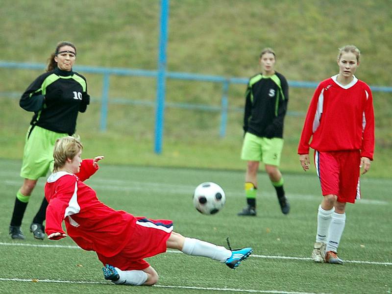 V posledním devátém kole podzimní části druhé fotbalové ligy žen hráčky karlovarského 1. FC (v červeném) na domácí půdě zklamaly, když podlehly Hradištku 0:1