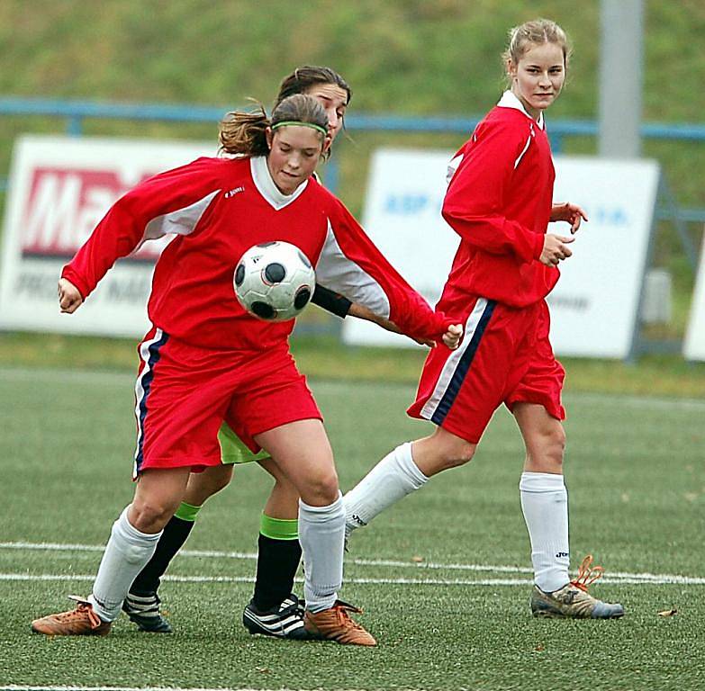 V posledním devátém kole podzimní části druhé fotbalové ligy žen hráčky karlovarského 1. FC (v červeném) na domácí půdě zklamaly, když podlehly Hradištku 0:1