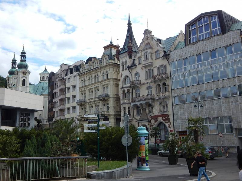 Centrum města Karlovy Vary zůstává i nadále prázdné. Lidé věří, že se po rozvolnění opatření život do města zase vrátí a turisté začnou do centra opět přijíždět.