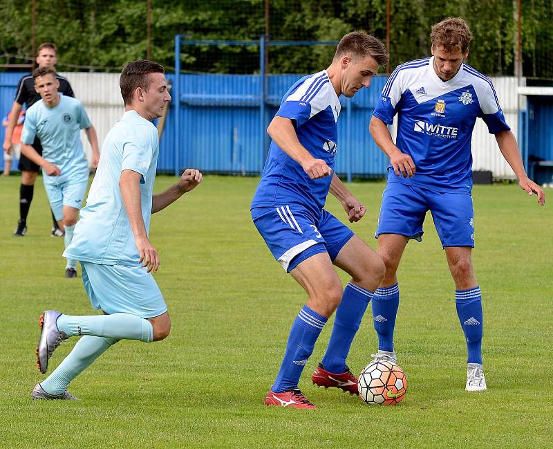 Divizní Chomutov (ve světlém) potvrdil své kvality, když na hřišti Nejdku (v modrém) urval výhru 3:1, čímž si zajistil postup do prvního kola MOL Cupu, ve kterém v sobotu 22. července bude hostit od 17.00 hodin Vyšehrad.