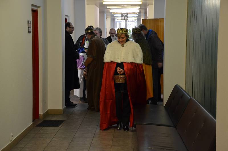 Karlovy Vary - Ve znamení Tříkrálové sbírky byl začátek nového roku. Koledníci s kasičkami se vydali do ulic malých obcí i velkých měst, aby vybrali peníze na pomoc potřebným lidem. Do akce pořádané Farní charitou se zapojily stovky dobrovolníků, do ulic 