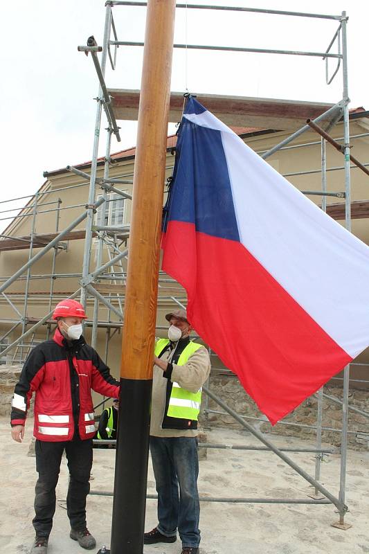 Na hradu od čtvrtka také vlaje česká vlajka. Jde o navázání na tradici  vlajkového stožáru, který byl poprvé vyobrazen s hradem už v roce 1860.