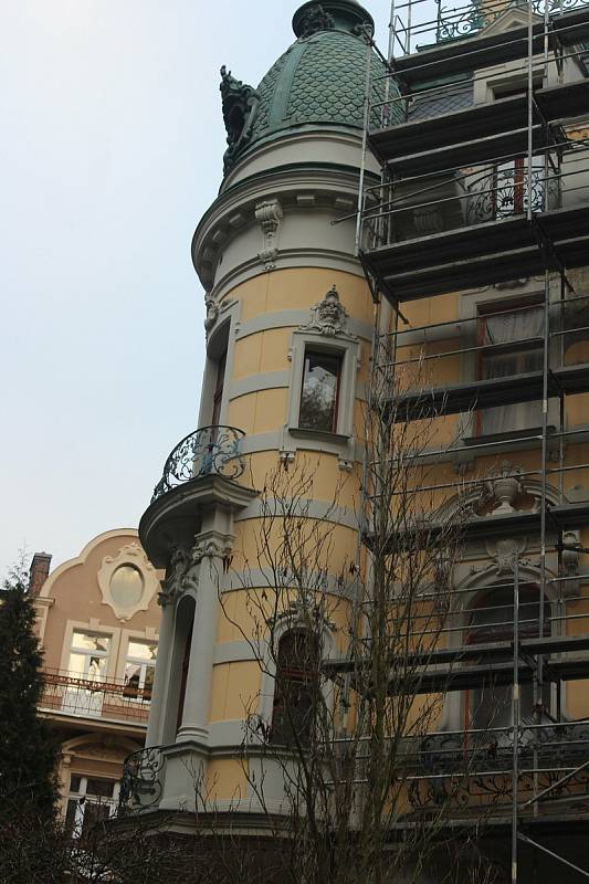 Vila Ahlan s krásnou zahradou v Sadové ulici patří k těm nejvýjimečnějším v Karlových Varech.