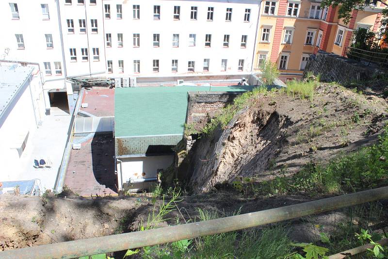 Po odtěžení zeminy za karlovarským kinem Čas se objevila prasklina na kině. Náklady na sanaci už mnohokrát převýšily původní plány.