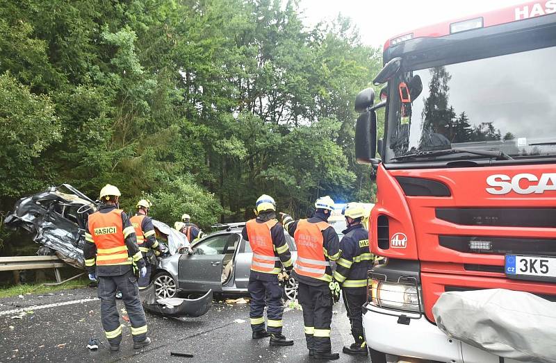 Tragická nehoda na silnici I/6 v úseku U Střelnice.