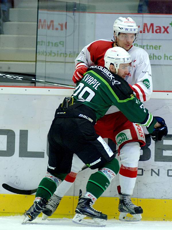 Hokejisté HC Energie (v zeleném) si to rozdali s pražskou Slavií.