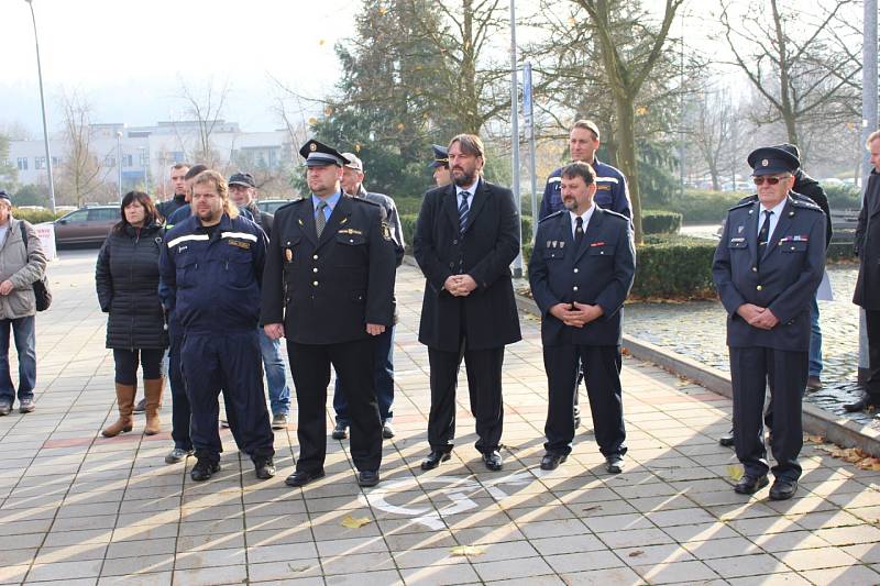 Dobrovolní hasiči z Karlovarského kraje dostali nové automobily.