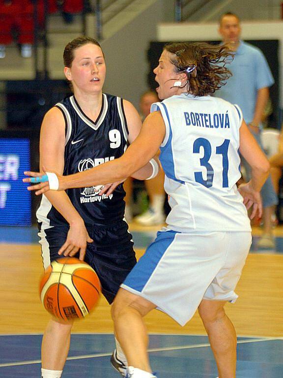 Mezinárodní basketbalový turnaj. Reprezentační družstvo (v bílém) porazilo domácí Lokomotivu KV 87:49.