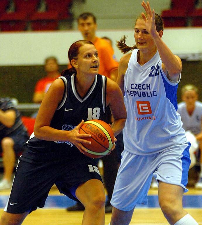 Mezinárodní basketbalový turnaj. Reprezentační družstvo (v bílém) porazilo domácí Lokomotivu KV 87:49.