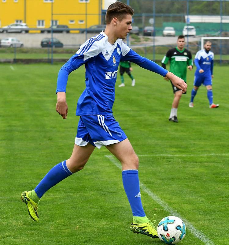 FK Nejdek (v modrém) slavil sté výročí duelem s karlovarskou Energií, remízou 8:8.