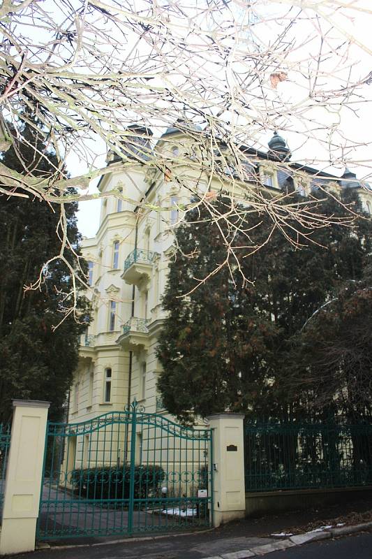 Hotel Mignon sousedí s Vilou Ahlan a nachází se přímo naproti ruskému kostelu.
