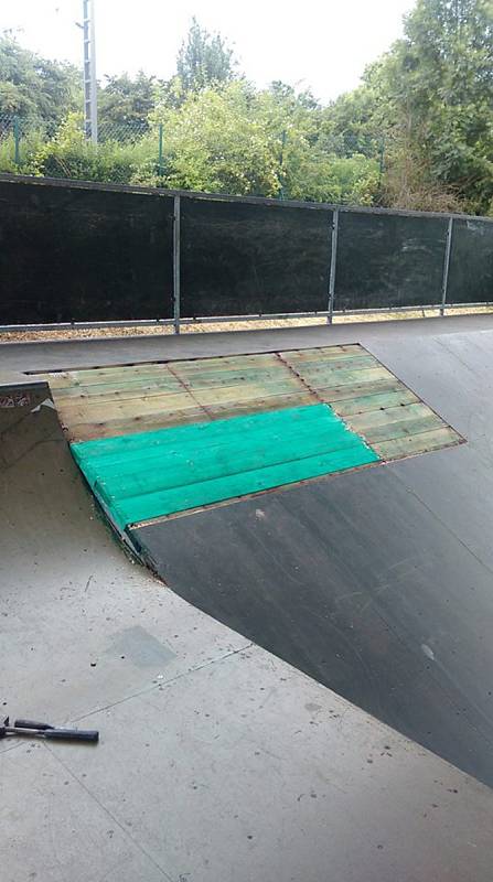 Skatepark chátrá. Kdy jej otevřete, ptají se města naštvaní sportovci