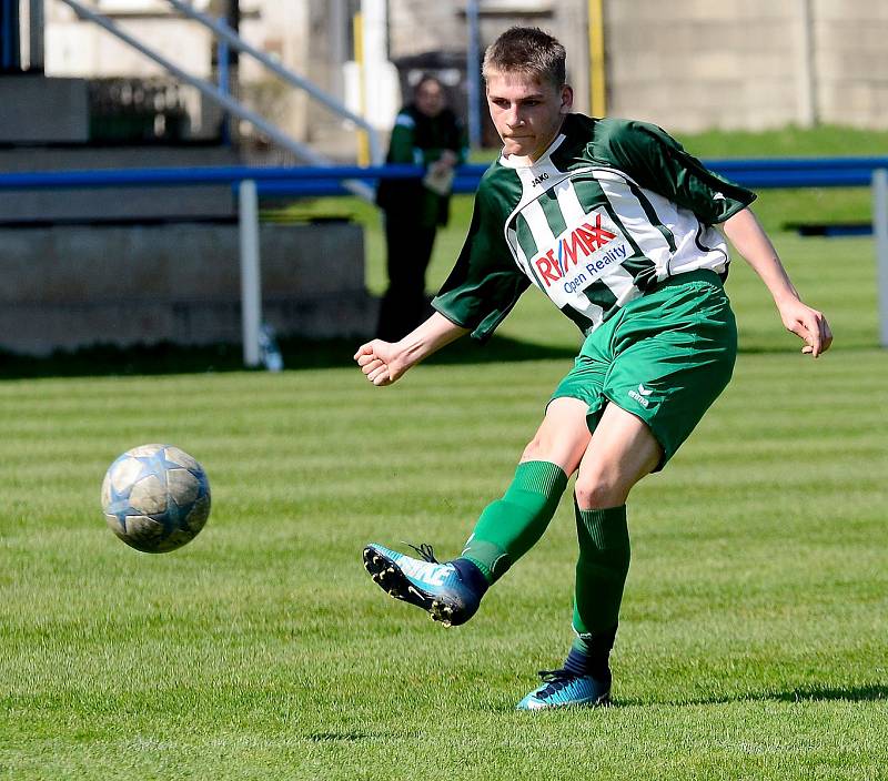 Staré Roli (v modrém) se v domácím prostředí nedařilo, když musela skousnout prohru 2:5, se složeným týmem Perninku a Jáchymova (v pruhovaném).