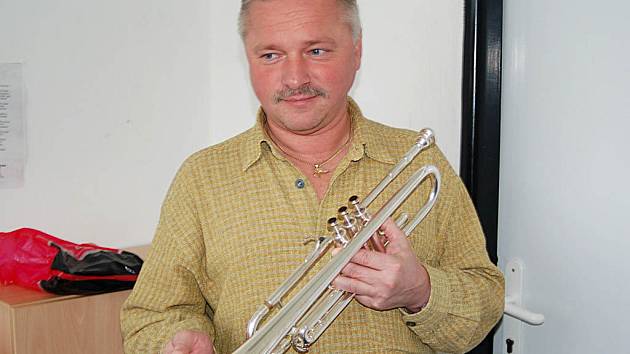 Nástroj, který Milan Šoltész drží v ruce, nese jeho jméno. Typ "Milan Šoltész" vznikl na základě spolupráce muzikanta s odborníky podniku Amati Kraslice.