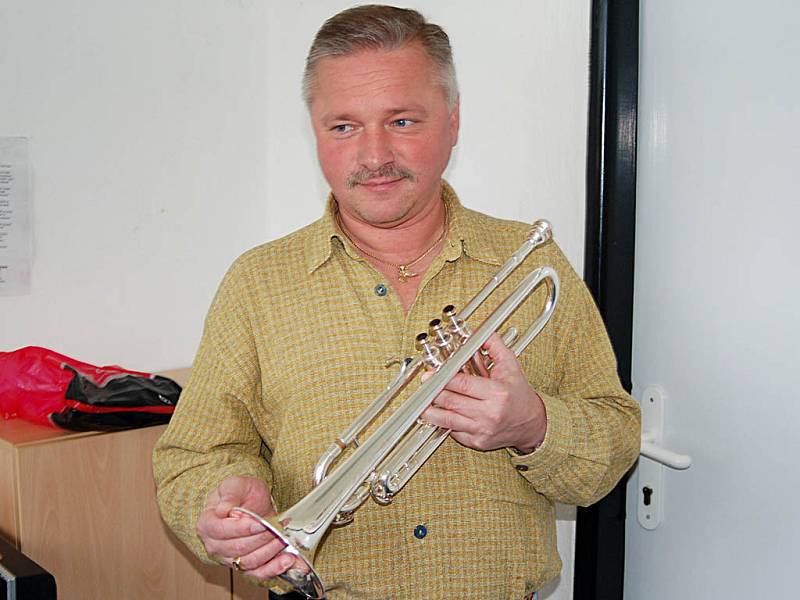 Nástroj, který Milan Šoltész drží v ruce, nese jeho jméno. Typ "Milan Šoltész" vznikl na základě spolupráce muzikanta s odborníky podniku Amati Kraslice.