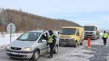 Policisté nadále kontrolují řidiče na okresních hranicích.