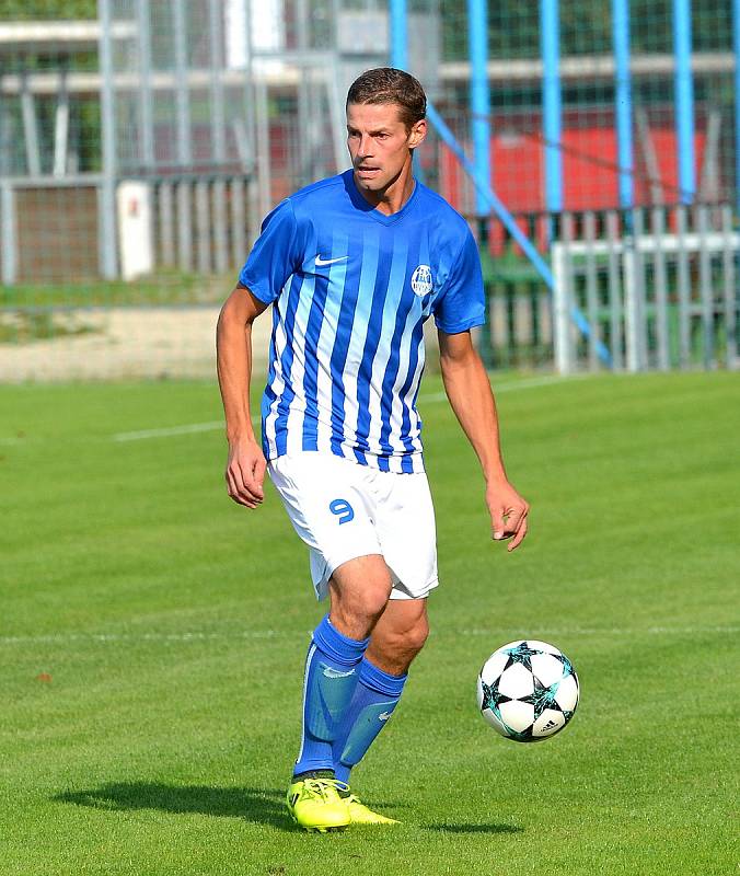 Ostrov (modrobílém) si o víkendu připsal na konto třetí výhru, když pokořil Chodov (v červeném) vysoko 7:0.