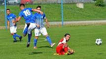 Ostrov (modrobílém) si o víkendu připsal na konto třetí výhru, když pokořil Chodov (v červeném) vysoko 7:0.