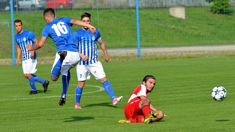 Ostrov (modrobílém) si o víkendu připsal na konto třetí výhru, když pokořil Chodov (v červeném) vysoko 7:0.