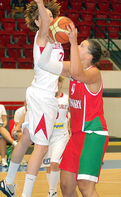 Basketbalistky ČR (v bílé) podlehly v zahajovacím utkání turnaje Maďarkám 70:71.