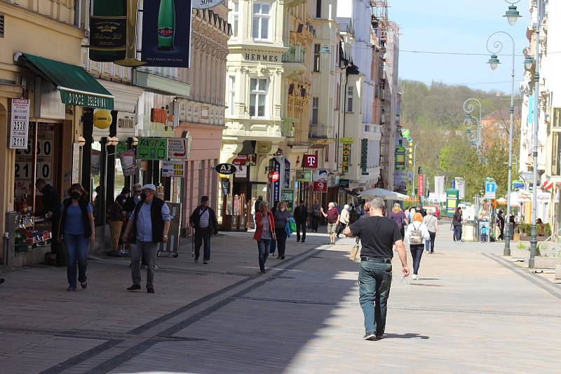 Karlovarské centrum je zase plné lidí. Zahrádky zatím nahrazují výdejní okénka.