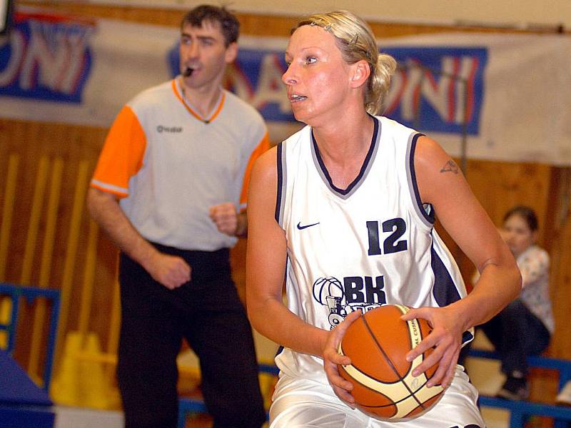 Basketbalistky karlovarské Lokomotivy uzavřely své vystoupení v tomto ročníku Ženské basketbalové ligy. V sérii o konečné páté místo získaly důležitý druhý bod, když pokořily brněnský Valosun v poměru 66:56.