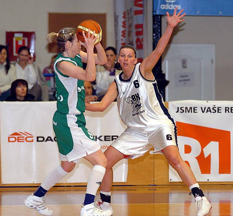 Basketbalistky karlovarské Lokomotivy uzavřely své vystoupení v tomto ročníku Ženské basketbalové ligy. V sérii o konečné páté místo získaly důležitý druhý bod, když pokořily brněnský Valosun v poměru 66:56.