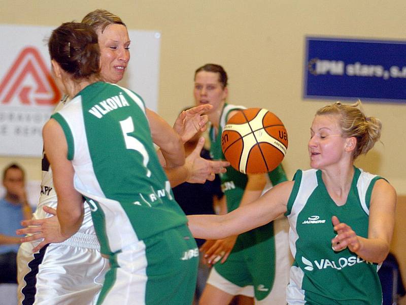 Basketbalistky karlovarské Lokomotivy uzavřely své vystoupení v tomto ročníku Ženské basketbalové ligy. V sérii o konečné páté místo získaly důležitý druhý bod, když pokořily brněnský Valosun v poměru 66:56.