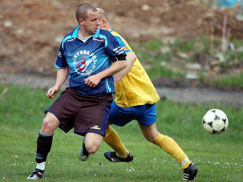 V dohrávce patnáctého kola uhráli v rámci derby horalů hráči Nových Hamrů (ve žlutém) nerozhodný výsledek 2:2 s lídrem tabulky FK Merklín (v modrém).