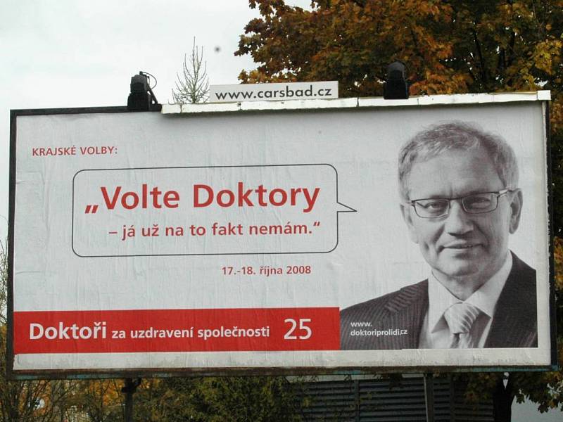 Hnutí Doktoři pojalo předvolební kampaň i jako recesi. Na jednom z jejich billboardů se objevil i hejtman Pavel s výrokem : „Volte Doktory – já už na to fakt nemám.“  Teď se plakátem zabývají soudy.