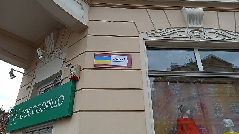 Prozatímní solidární přejmenování Moskevské ulice v Karlových Varech naproti okresnímu soudu.