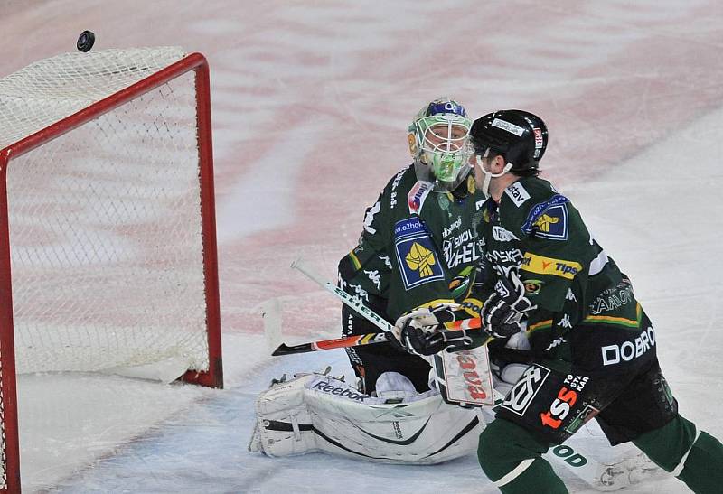 Ze zápasu 34. kola hokejové extraligy Sparta Praha - Energie Karlovy Vary (v zeleném) 1:2.