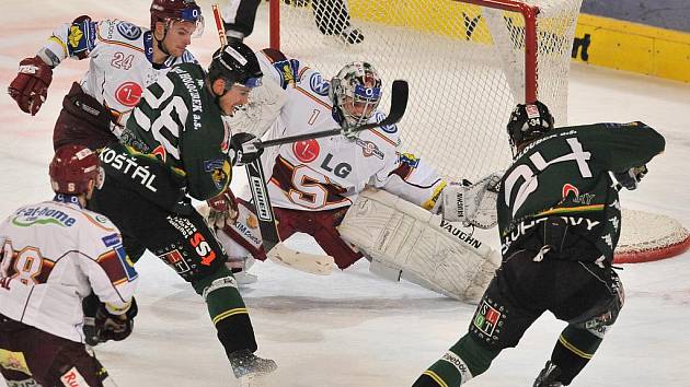 Ze zápasu 34. kola hokejové extraligy Sparta Praha - Energie Karlovy Vary (v zeleném) 1:2.