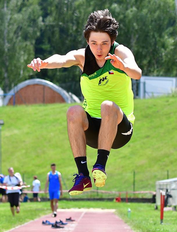 Atletická bitva tří krajů. Tu hostily o víkendu v rámci 1. kola OMD dorostu a juniorů Karlovarského, Plzeňského a Jihočeského kraje Karlovy Vary.