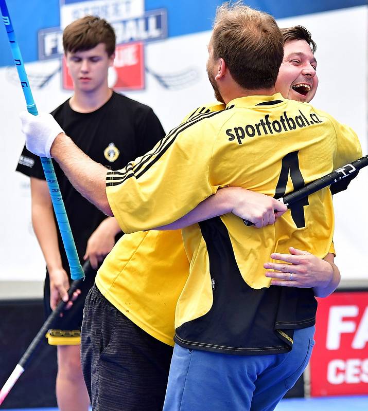 Sandále v tripu si vystřílely před lázeňským hotelem Thermal triumf v rámci varské Street Floorball League 2020.