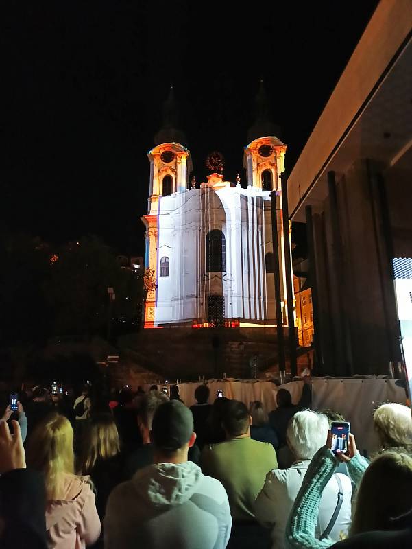 Festival světel přilákal do ulic v centru Karlových Varů i přes rostoucí počet nakažených tisícovky lidí.